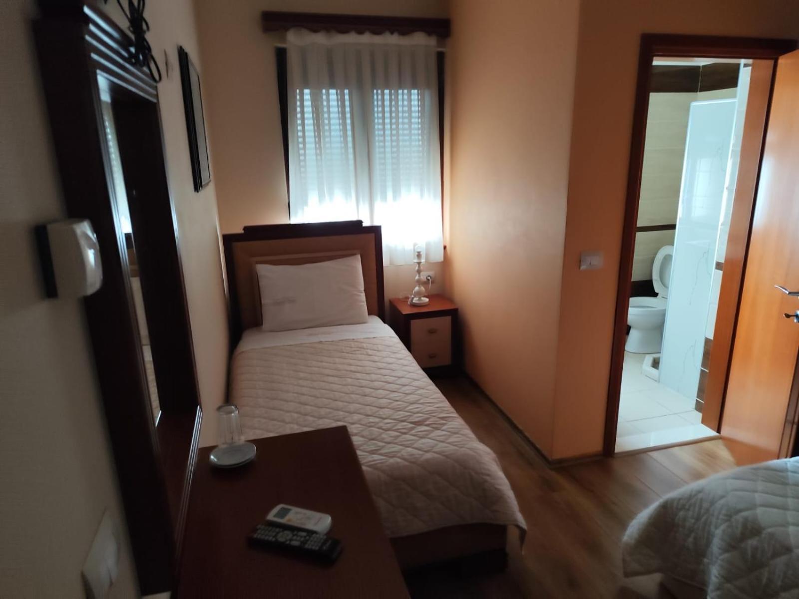 Hotel Theo *